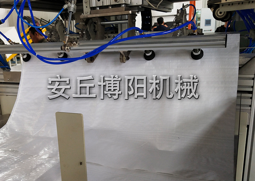 飼料原料全自動包裝碼垛機的工作原理和特點是什么？